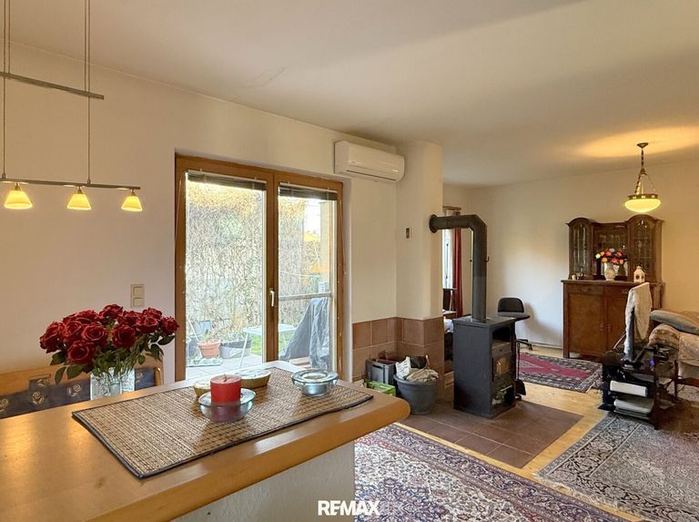 Offene Küche und Wohnzimmer mit Terrassenzugang