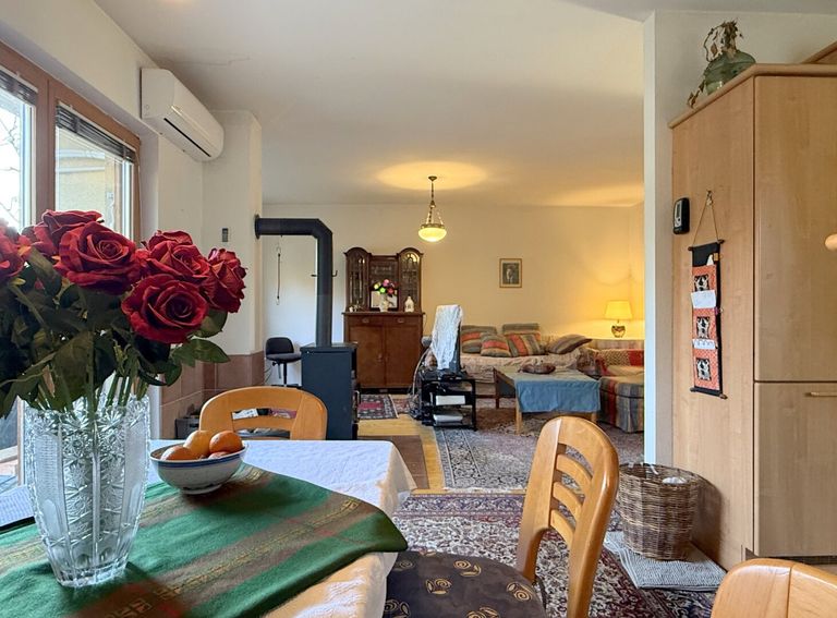 Essbereich und Wohnzimmer