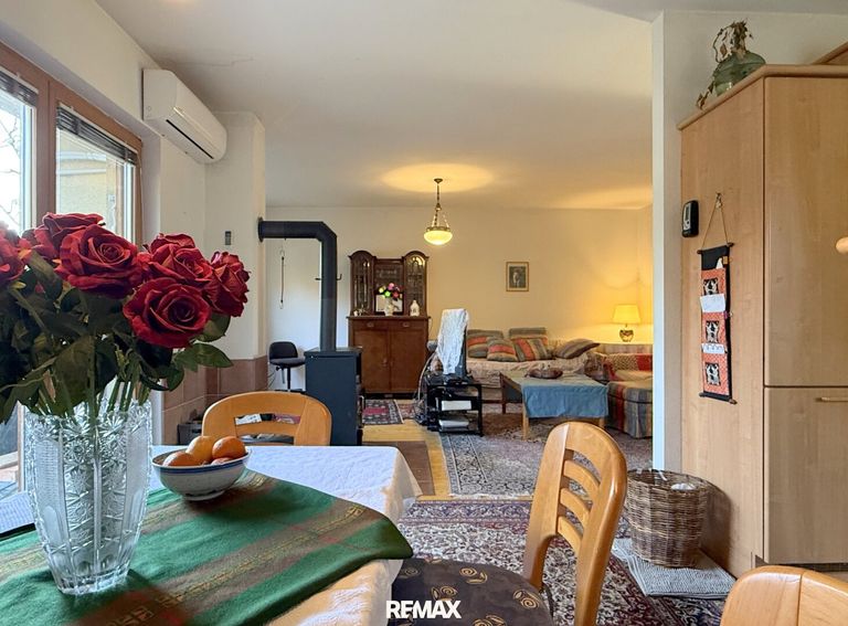 Essbereich und Wohnzimmer