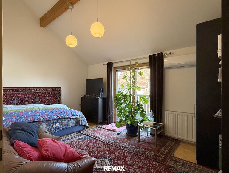 Zimmer 2 mit Zugang zum Balkon - Obergeschoss