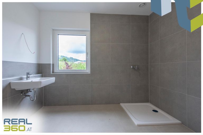 großes Badezimmer mit Fenster