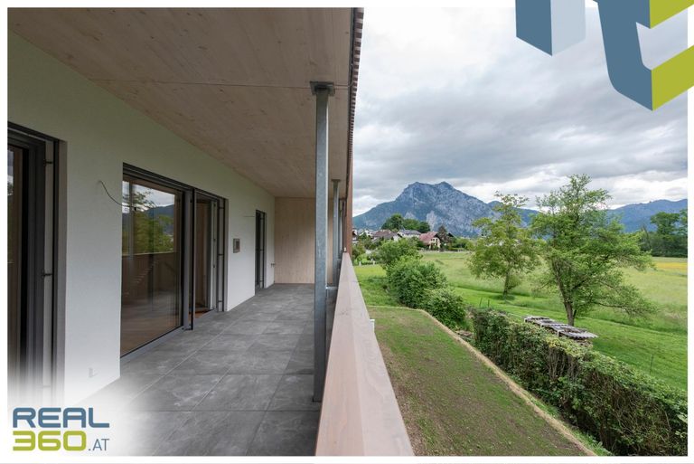 große Loggia mit Blick auf den Traunstein