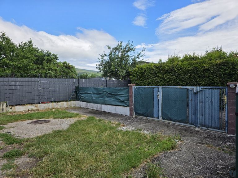 Parkplatz vor dem Zaun