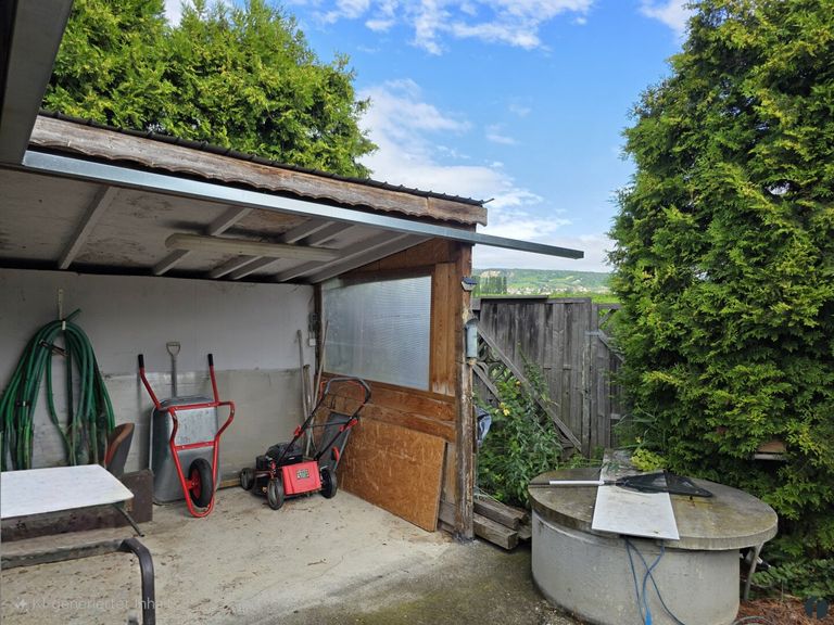 Hausbrunnen und Abstellfläche