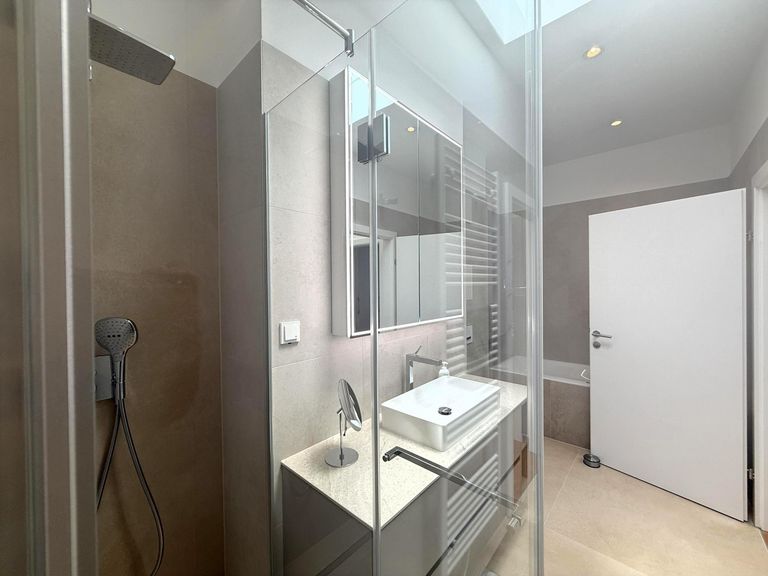 Junior Badezimmer mit Du, Wanne, Leuchtspiegel