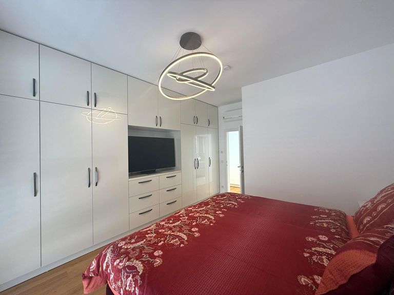 Kinderzimmer mit Einbauschrank & TV, klimatisiert