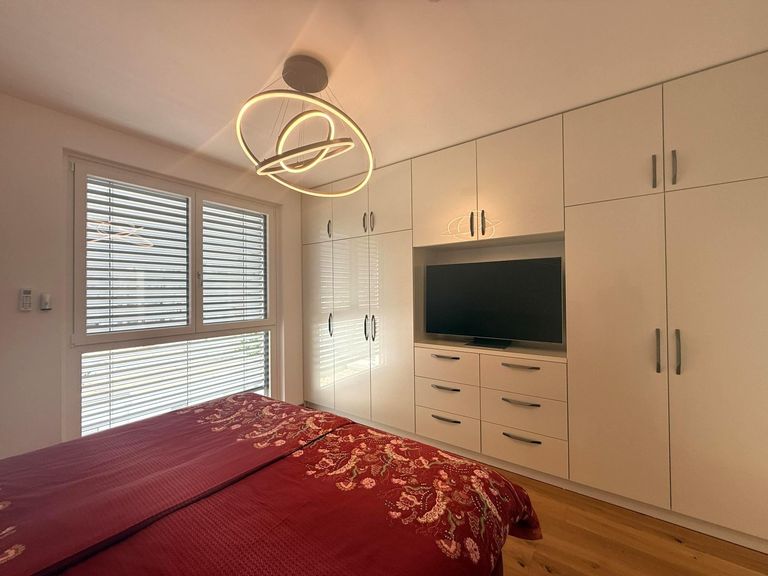 Kinderzimmer mit Einbauschrank & TV, klimatisiert