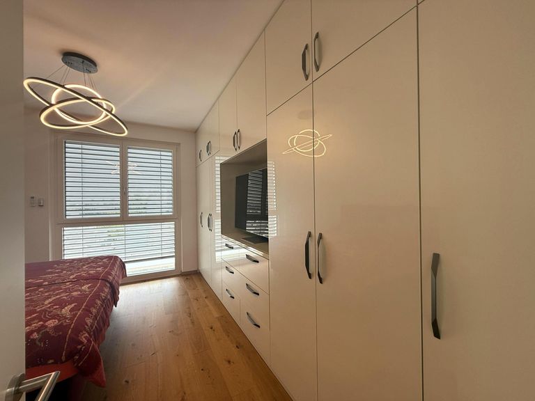 Kinderzimmer mit Einbauschrank & TV, klimatisiert