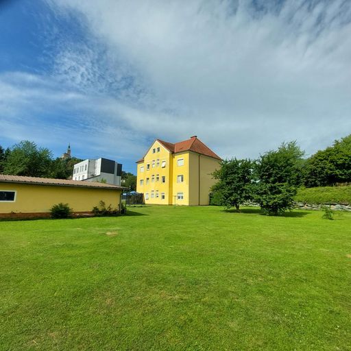 Die Liegenschaft gartenseitig