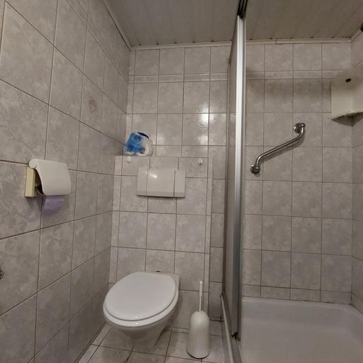 1.OG Wohnung 1 Badezimmer mit Toilette