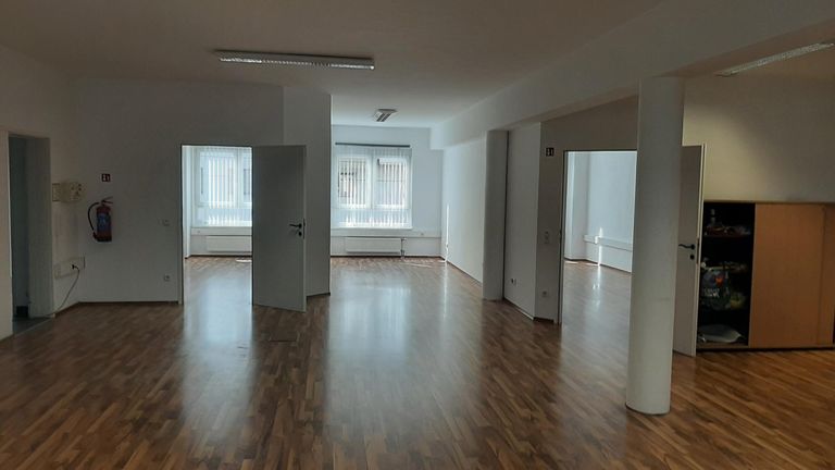 Großraum und Büros straßenseitig