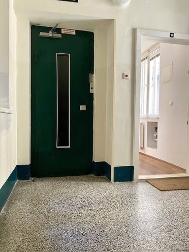 Stiegenhaus mit Lift