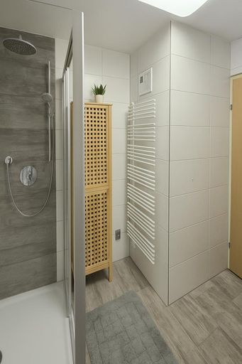 Dusch-Badezimmer DG - Foto mit KI optimiert
