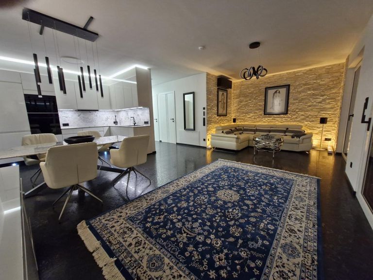 Wohn- Essbereich bei Nacht