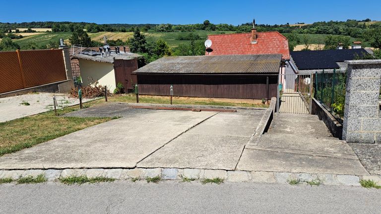 Rückseitige Str. Zufahrt, betonierter Parkplatz