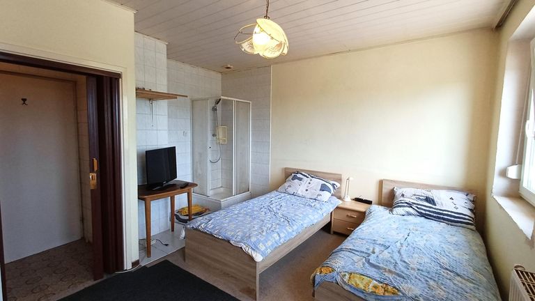 36_Altbau Zweibettzimmer mit Dusche OG