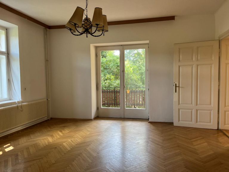 Zimmer mit Zugang zum Balkon