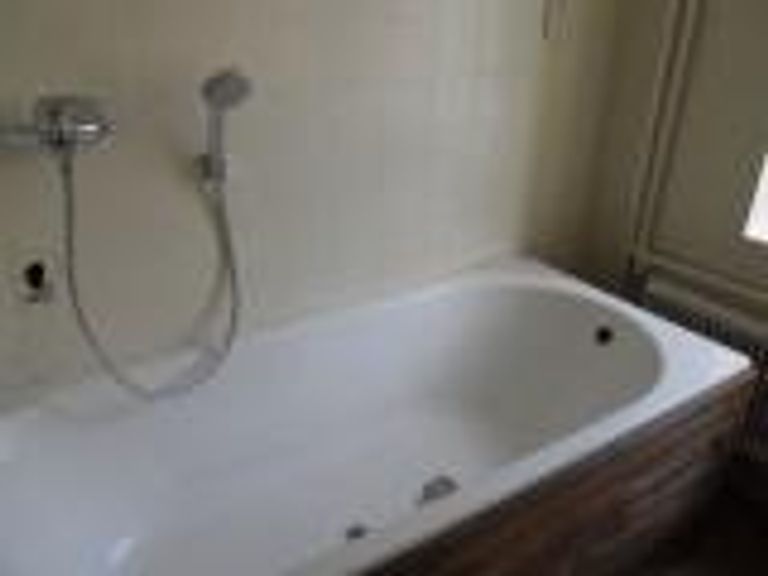 Badewanne mit Holzverkleidung