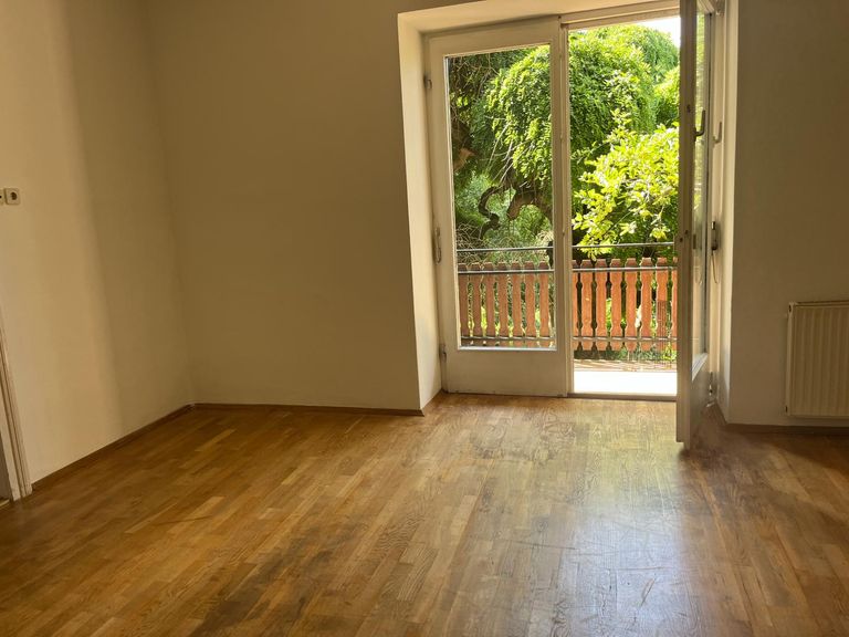 Zimmer mit Zugang zum Balkon