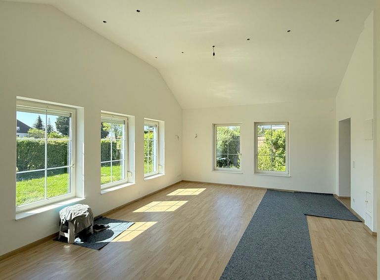 Wohnzimmer mit hohen Wänden