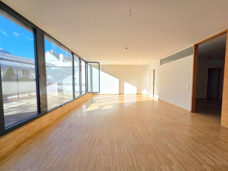 moderne, offene Raumgestaltung mit viel Licht...