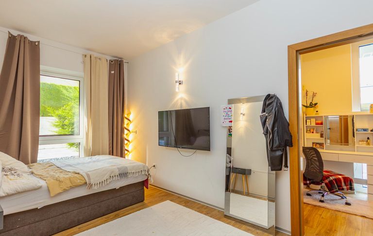 Zimmer mit Büro u. Badezimmer