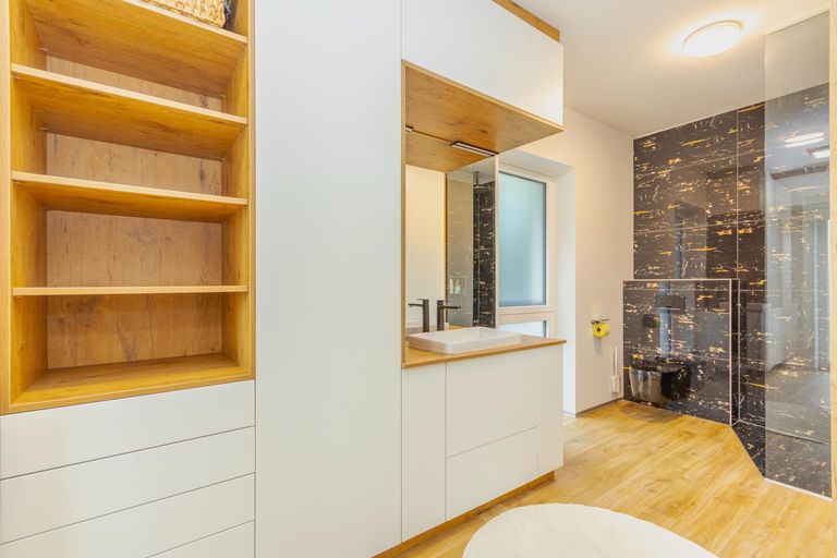 Ankleide und Badezimmer mit Dusche