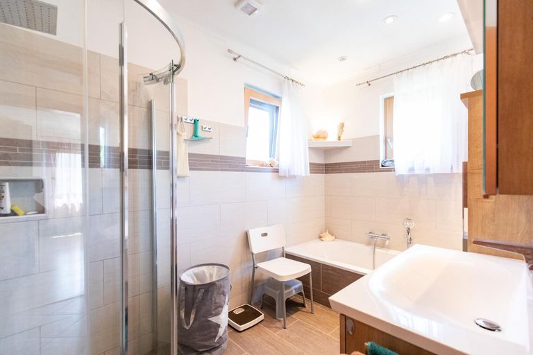 14. Badezimmer Erdgeschoss