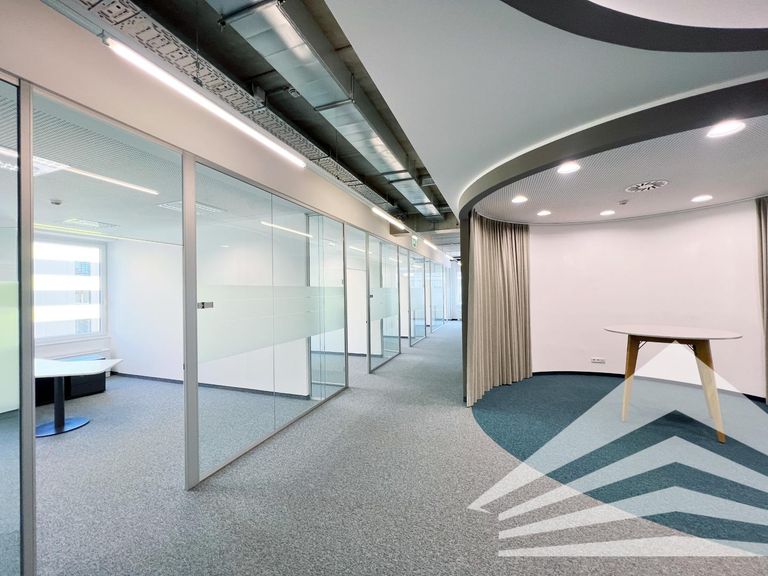 Ansicht individuelle Büroräume mit Gang