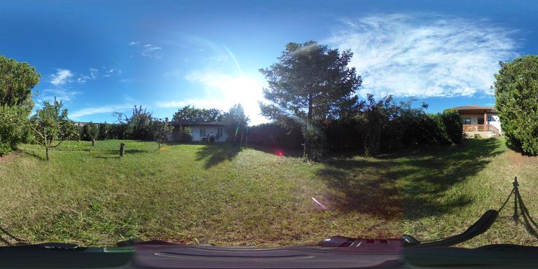 Garten mit Nebengebäude