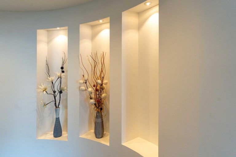 Beleuchtete Nischen im Gang