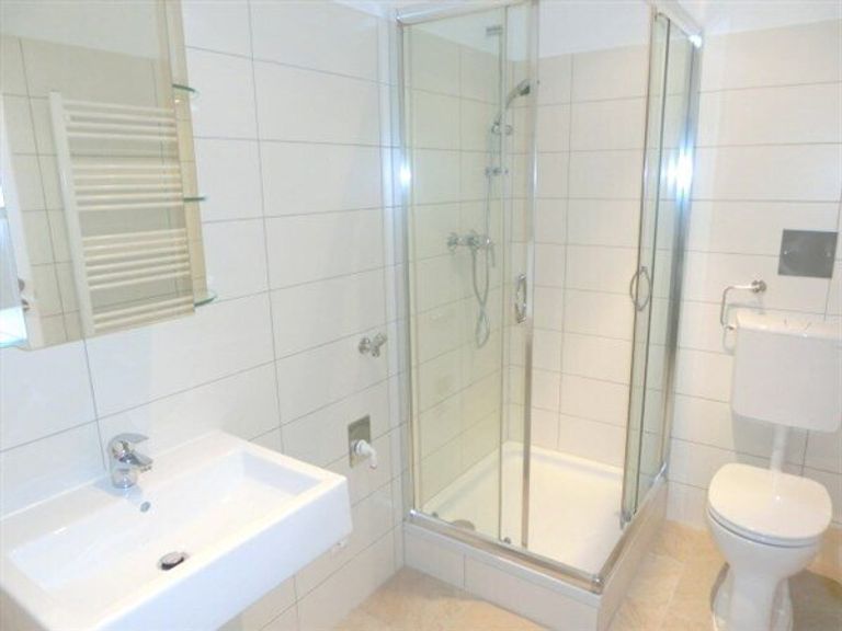 Bad mit Dusche und WC