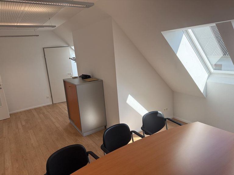 Besprechungsraum / Chef Büro mit Archiv