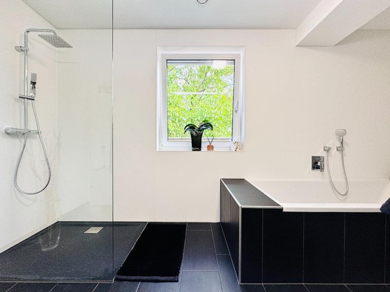 Badezimmer mit Dusche