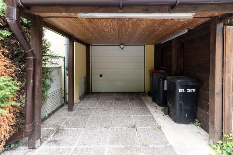 31 Carport vor der Garage