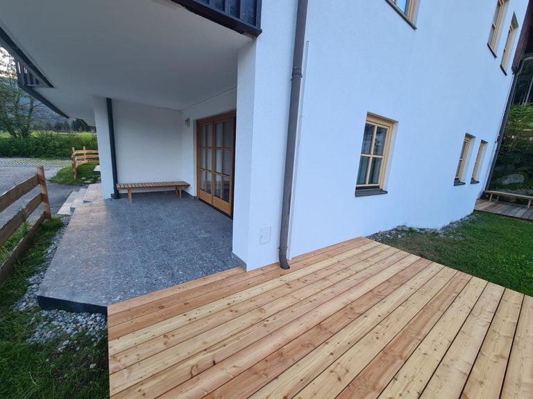 2 Terrassen mit Gartenfläche