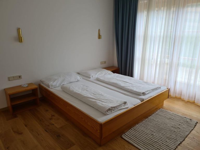 Großes SZ mit Zugang auf Terrasse