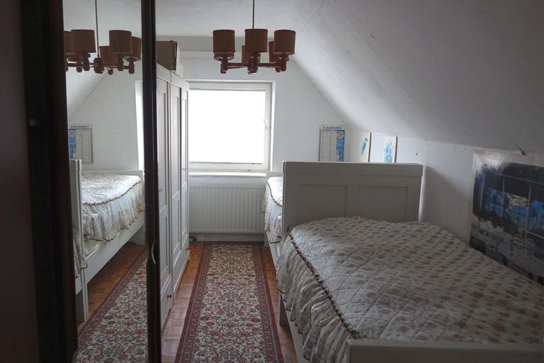 eines der Zimmer im DG