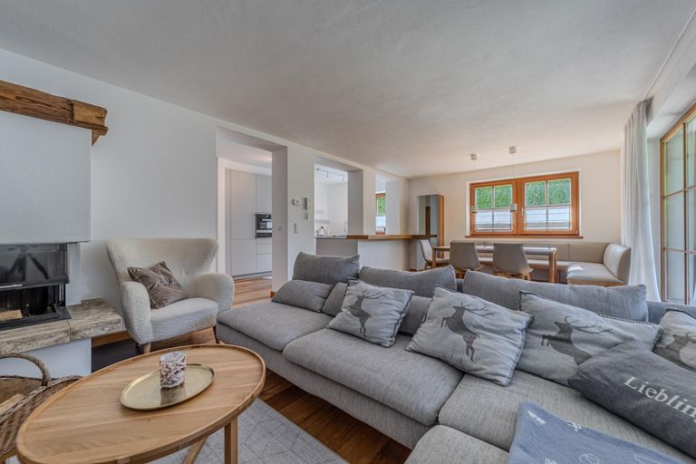 Wohn-Ess-Kochbereich mit Kamin