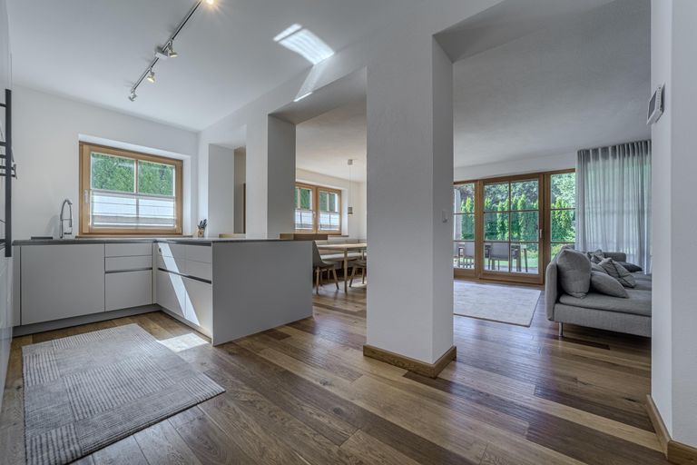 Wohn-Ess-Kochbereich mit Kamin