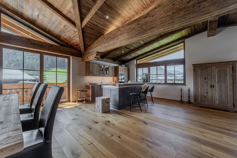 Wohn-Ess-Kochbereich mit Kamin