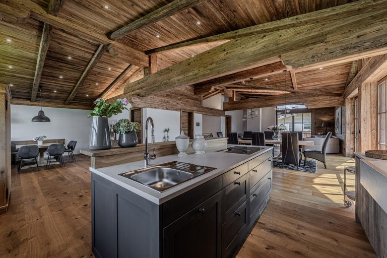 Wohn-Ess-Kochbereich mit Kamin