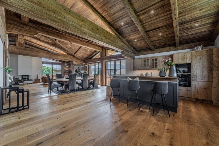 Wohn-Ess-Kochbereich mit Kamin