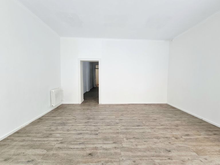 Verkaufsraum / Gassenseite