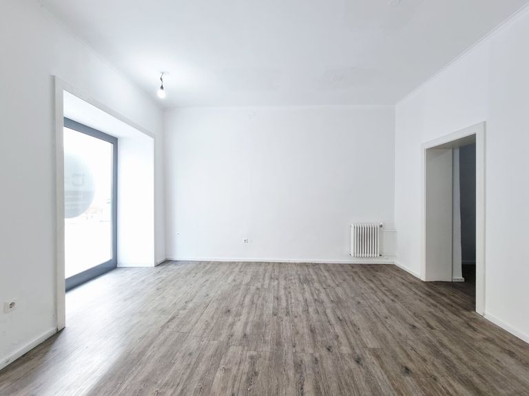 Verkaufsraum / Gassenseite