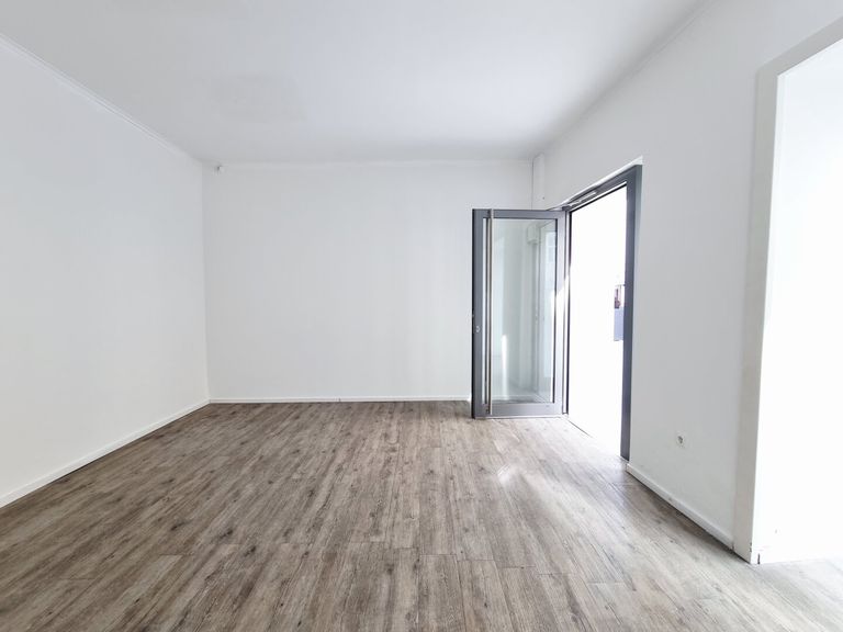 Verkaufsraum / Gassenseite