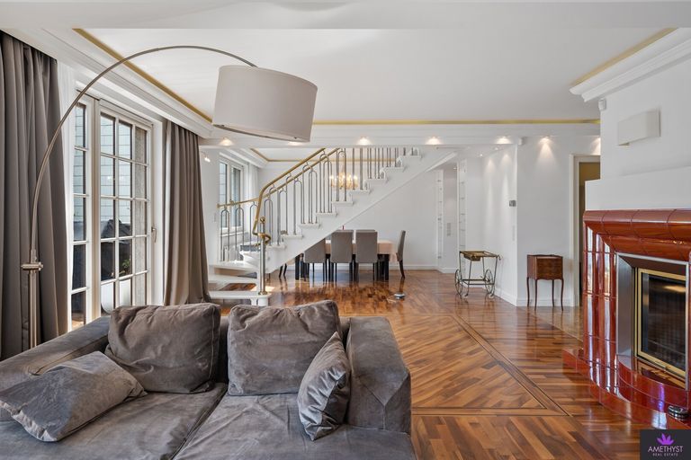 Elegantes Wohn-Esszimmer mit stilvoller Innentreppe