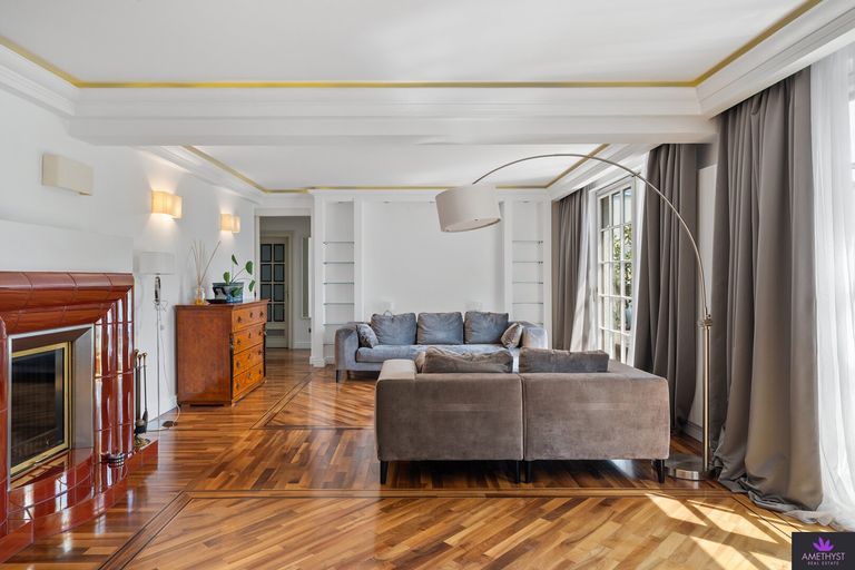 Lichtdurchfluteter Wohnbereich mit Kamin und direktem Terrassenzugang