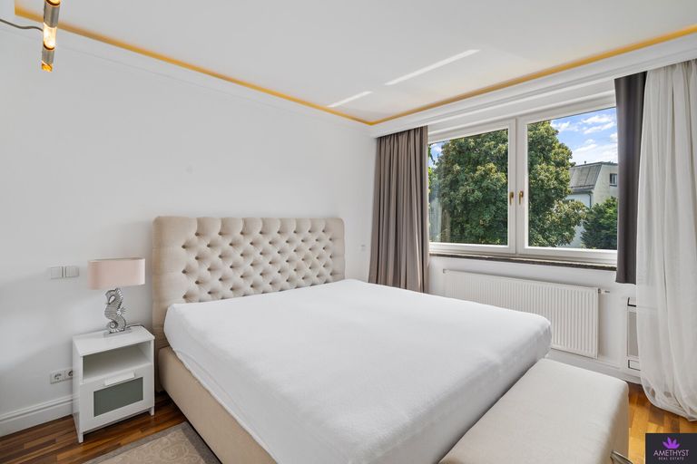 Elegantes Schlafzimmer (1.OG)