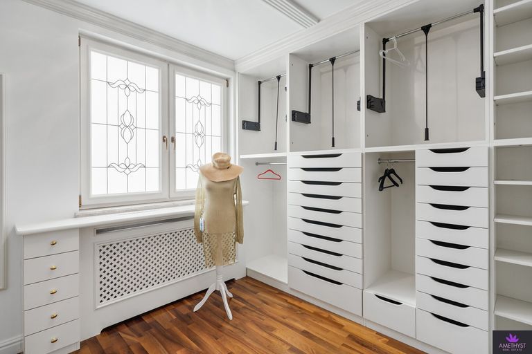 Flexible Raumnutzung: Derzeit Garderobe, ideal auch als Schlafzimmer